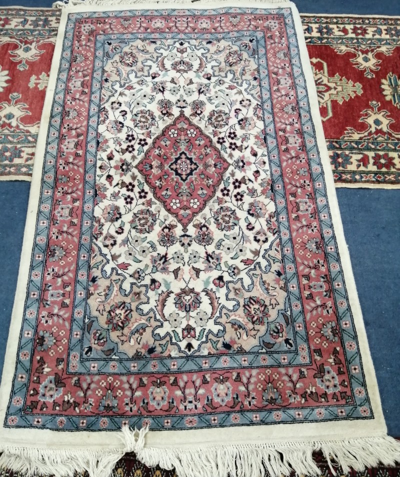 A Persian style ivory ground rug, 155 x 95cm